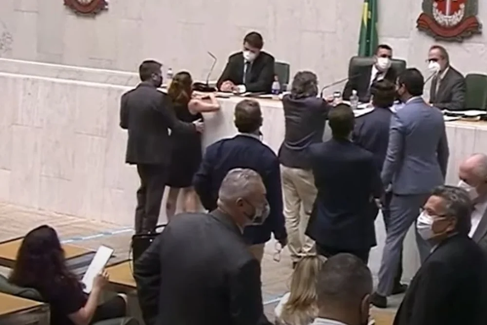 Imagem mostra momento em que o deputado estadual Fernando Cury coloca a mão próximo ao seio da deputada Isa Penna, na Alesp