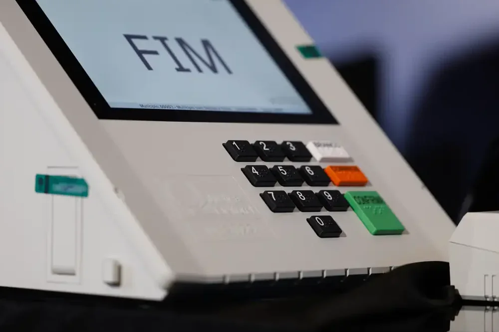 Vídeos falsos criados por inteligência artificial e a informação de baixa qualidade substituíram as tradicionais fake news e passaram a ser a principal ameaça digital às eleições e à democracia.