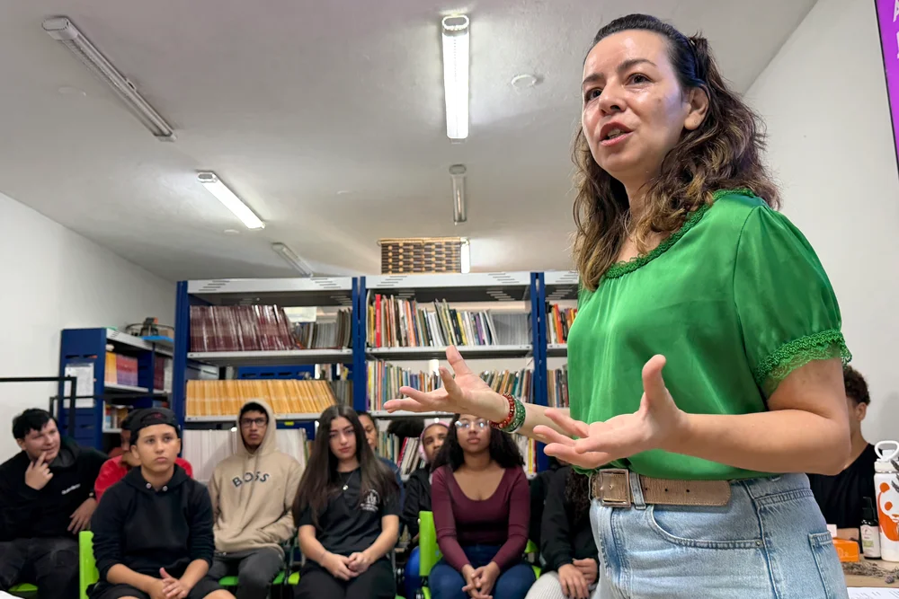 Mônica Salles apresenta o Teatro da Consciência Ecológica para estudantes da rede pública