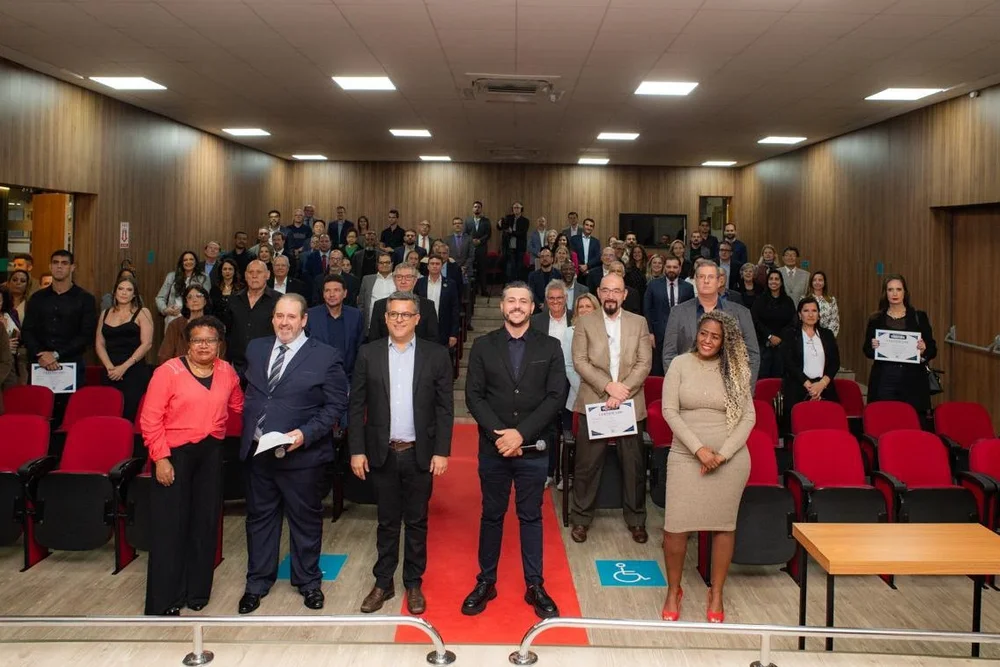 Participantes do Encontro de Tubarões, realizado no SIMESPI, em Piracicaba, durante programação que reuniu empresários, profissionais e lideranças em painéis, homenagens e atividades de networking.