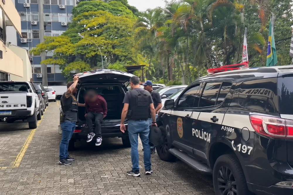 A ação está em andamento e é conduzida por policiais da 8ª Delegacia de Defesa da Mulher (DDM)