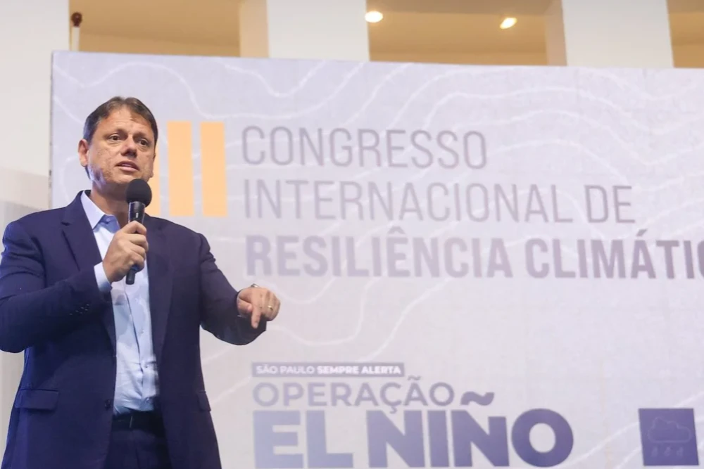 Tarcísio de Freitas apresenta operação permanente de monitoramento climático em São Paulo.