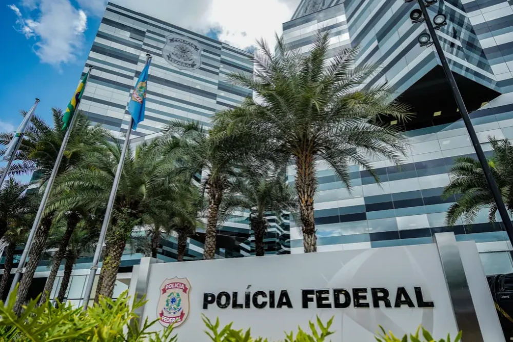 PF pede mais 90 dias para investigar pagamentos de Vorcaro à cinebiografia de Bolsonaro.