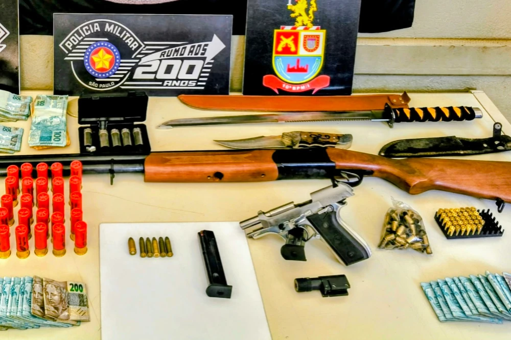 Armas, munições e mais de R$ 109 mil são apreendidos pela PM em Piracicaba.