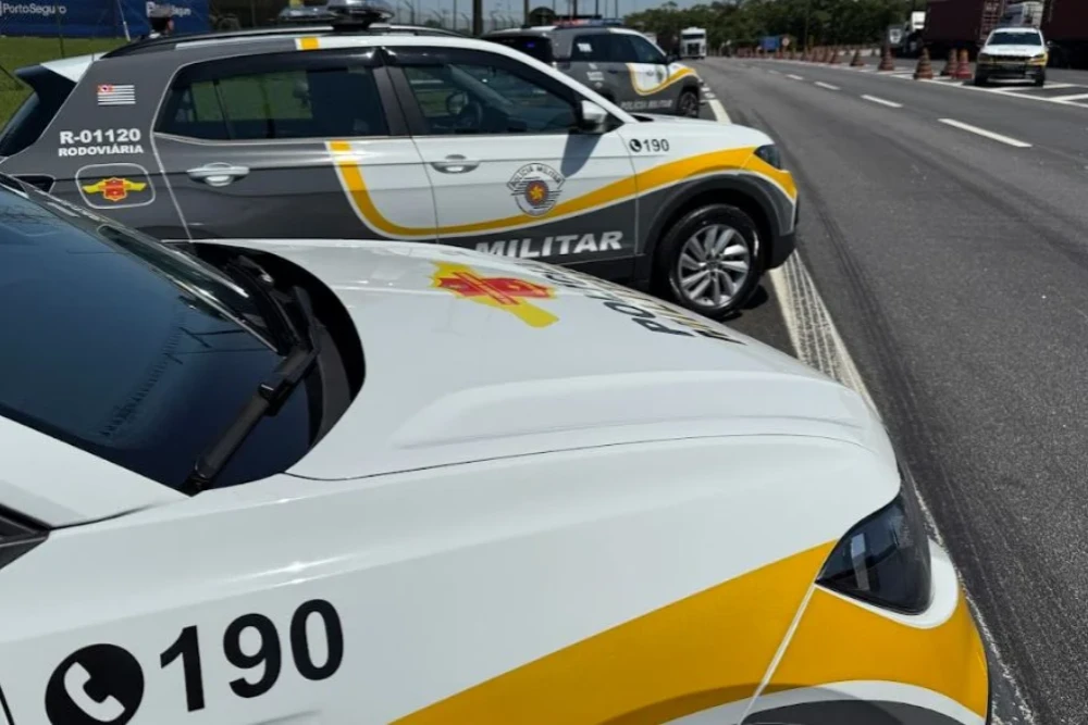 O motorista e o passageiro foram conduzidos ao Departamento de Polícia Federal de Bauru.