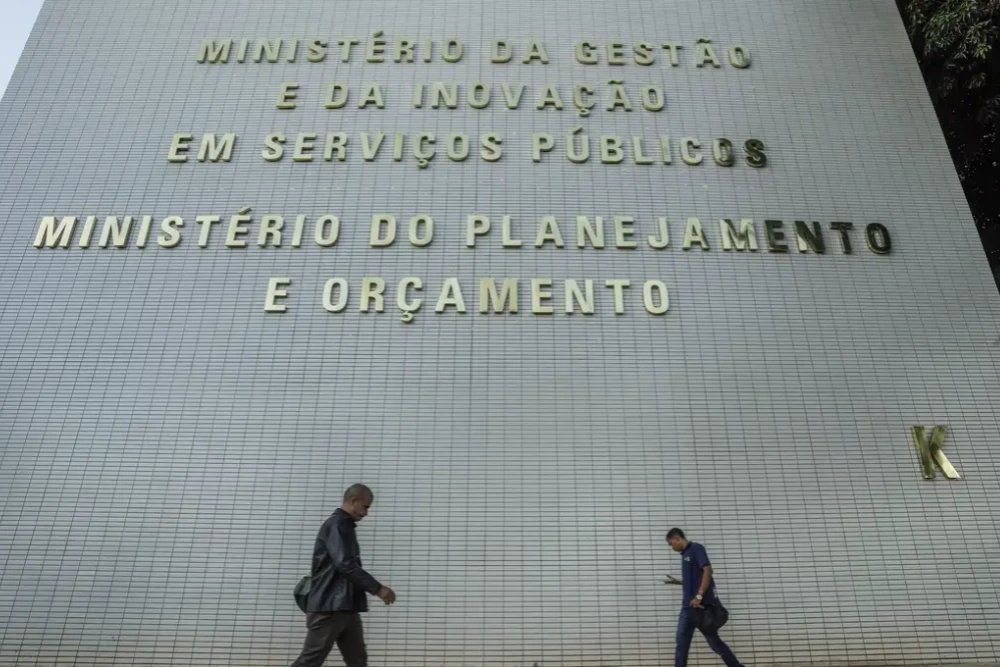 A equipe econômica pretende remanejar cerca de R$ 20 bilhões no Orçamento de 2027 para acomodar medidas de estímulo econômico anunciadas recentemente