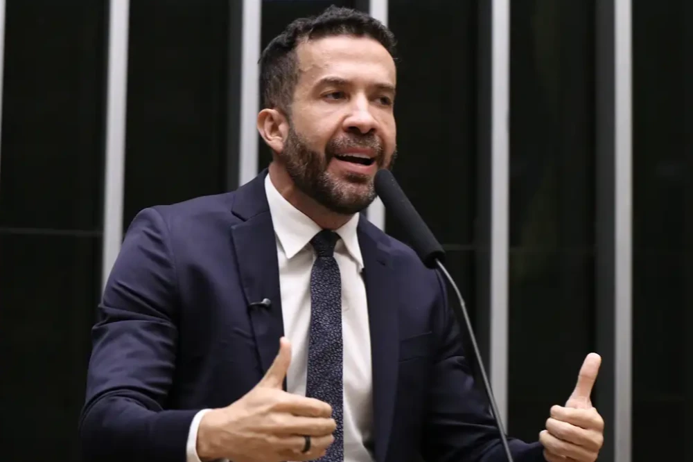 Deputado André Janones é internado na UTI após apresentar arritmia cardíaca.
