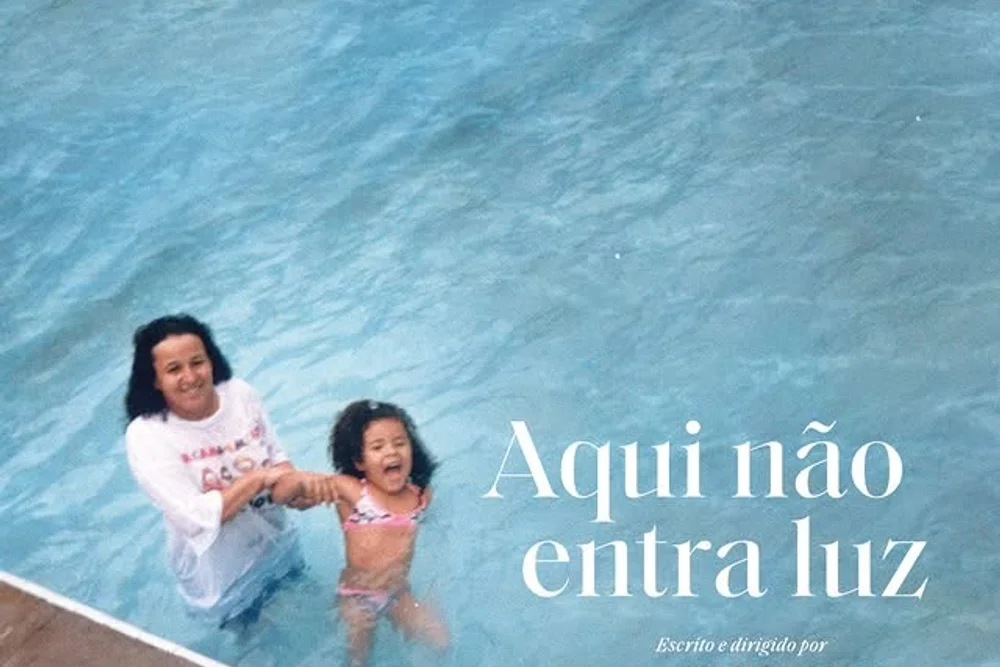 Esta segregação de espaços é o tema de seu longa-metragem de estreia: Aqui Não Entra Luz. O filme